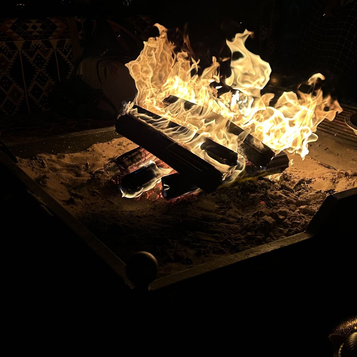 alm_5ll's tweet photo. « هقوات الاحلام شرهتها على ظني
وسقف الطموحات ياوجدي لبانيها

ماعاد يشحني __ الي كان يشحني
سمحت من قاصي شفوفي ودانيها » https://t.co/YBqeamxi6i