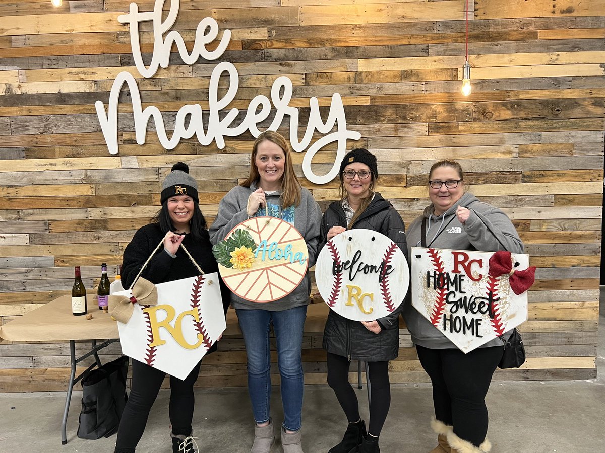 PrideRchs's tweet photo. The weather isn’t ⚾️ weather yet, so the ⚾️ parents decided to have a little get together.  The Moms made some cool signs, while the Dads all hung out until the Moms could join…that’s when the real fun happened!  #themakery #reportinn #baseballparentsarethebest #rchs #rollpride https://t.co/PD3pDwNyvS