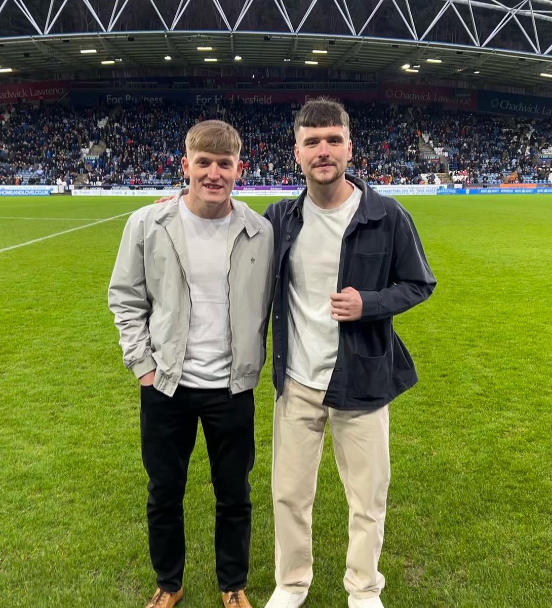 Such an amazing day yesterday at the football, speaking in hospitality and on the pitch at half time🎤

Thank you to <a href="/htafc/">Huddersfield Town</a> for inviting me💙

Public speaking is always something I’ve been passionate about, so to be able to spread a positive message means a lot to me🙌😃 #htafc