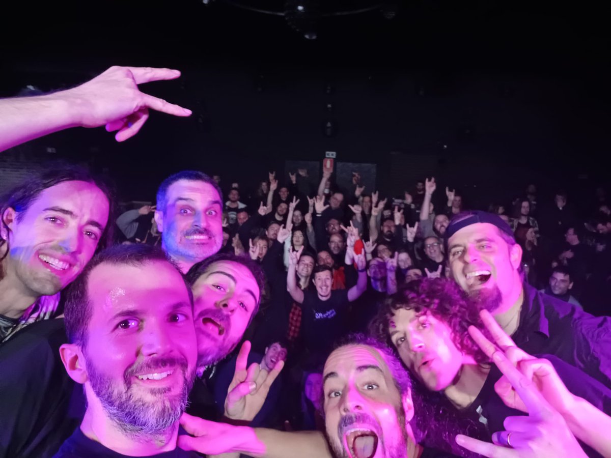 🤘🏻 Me duele todo el cuerpo, pero que contento estoy con el concierto que <a href="/whirlwindstorm/">Whirlwind Storm</a> dimos anoche en la <a href="/salamarearock/">Sala Marearock</a>. Un millón de gracias a todas y todos por venir, espero que lo pasarais en grande. ¡Nos vemos en el próximo!