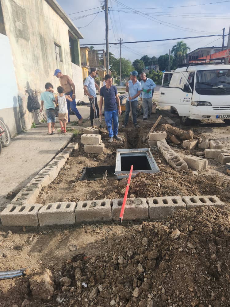 frankpavon1972's tweet photo. ETECSA no se detiene: se trabaja sin descanso para poner en funcionamiento el Gabinete Integral del Consejo Popular Parraga, en el SUR de La Habana. Con ello, se contribuira de forma efectiva a restablecer Servicios Fijos afectados en la Zona!!
#Cuba https://t.co/iECWdncUho