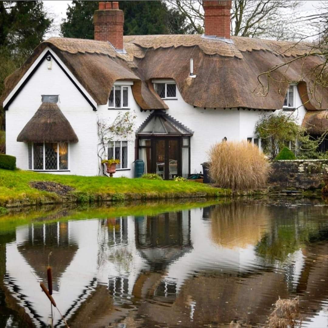 Beautiful English Chocolate-box Thatched Cottage and pond in the Shropshire village of Badger. UK 🇬🇧
 
That's just beautiful 

#architecture #thatchedroof #Englishcottages