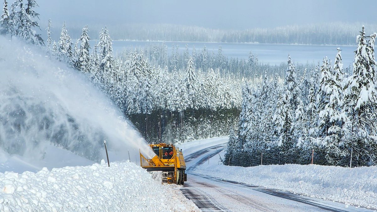 OregonDOT's tweet image. #SWOregon: We were able to reopen OR 138, North Umpqua Hwy, between #DiamondLake Junction, OR 230, and US 97 (MP 83-100) earlier today, but crews want folks prepared for delays and chain restrictions.
