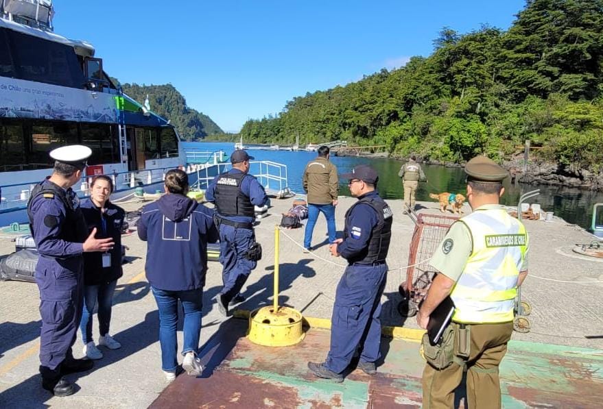 MARITGOBPMO's tweet photo. Policía Marítima de la Capitanía de Puerto de #PuertoVaras realizó controles preventivos en embarcaciones de conectividad #Petrohué y #Peulla en conjunto con @SpdLosLagos y OS7 de Carabineros en Lago Todos Los Santos. @DPRLosLagos #QuintaZonaNaval https://t.co/RiaFP0X5G3