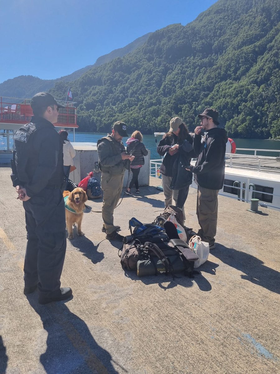 MARITGOBPMO's tweet photo. Policía Marítima de la Capitanía de Puerto de #PuertoVaras realizó controles preventivos en embarcaciones de conectividad #Petrohué y #Peulla en conjunto con @SpdLosLagos y OS7 de Carabineros en Lago Todos Los Santos. @DPRLosLagos #QuintaZonaNaval https://t.co/RiaFP0X5G3
