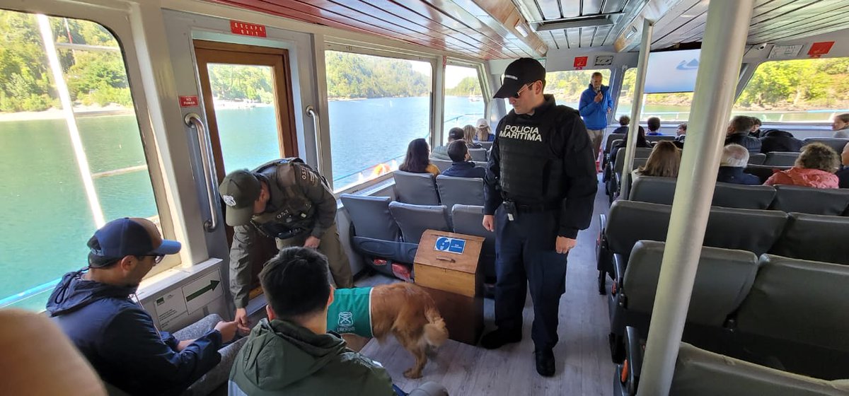 MARITGOBPMO's tweet photo. Policía Marítima de la Capitanía de Puerto de #PuertoVaras realizó controles preventivos en embarcaciones de conectividad #Petrohué y #Peulla en conjunto con @SpdLosLagos y OS7 de Carabineros en Lago Todos Los Santos. @DPRLosLagos #QuintaZonaNaval https://t.co/RiaFP0X5G3