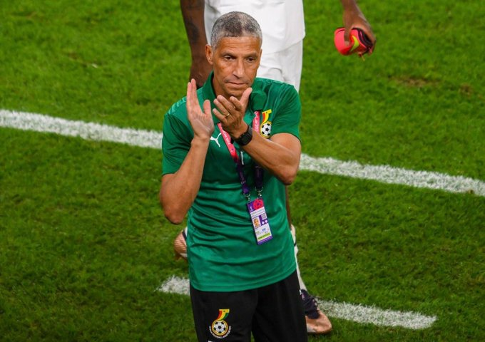 JoueursGH's tweet photo. 🚨 Un supporter ghanéen à Abidjan a été arrêté pour une agression contre Chris Hughton à l'hôtel de l'équipe. Il a fallu l'intervention de quelques diplomates ghanéens présents sur place pour aider l'entraîneur. 😳

L'homme non identifié a été remis à la police ivoirienne. https://t.co/0AobAXNT1I