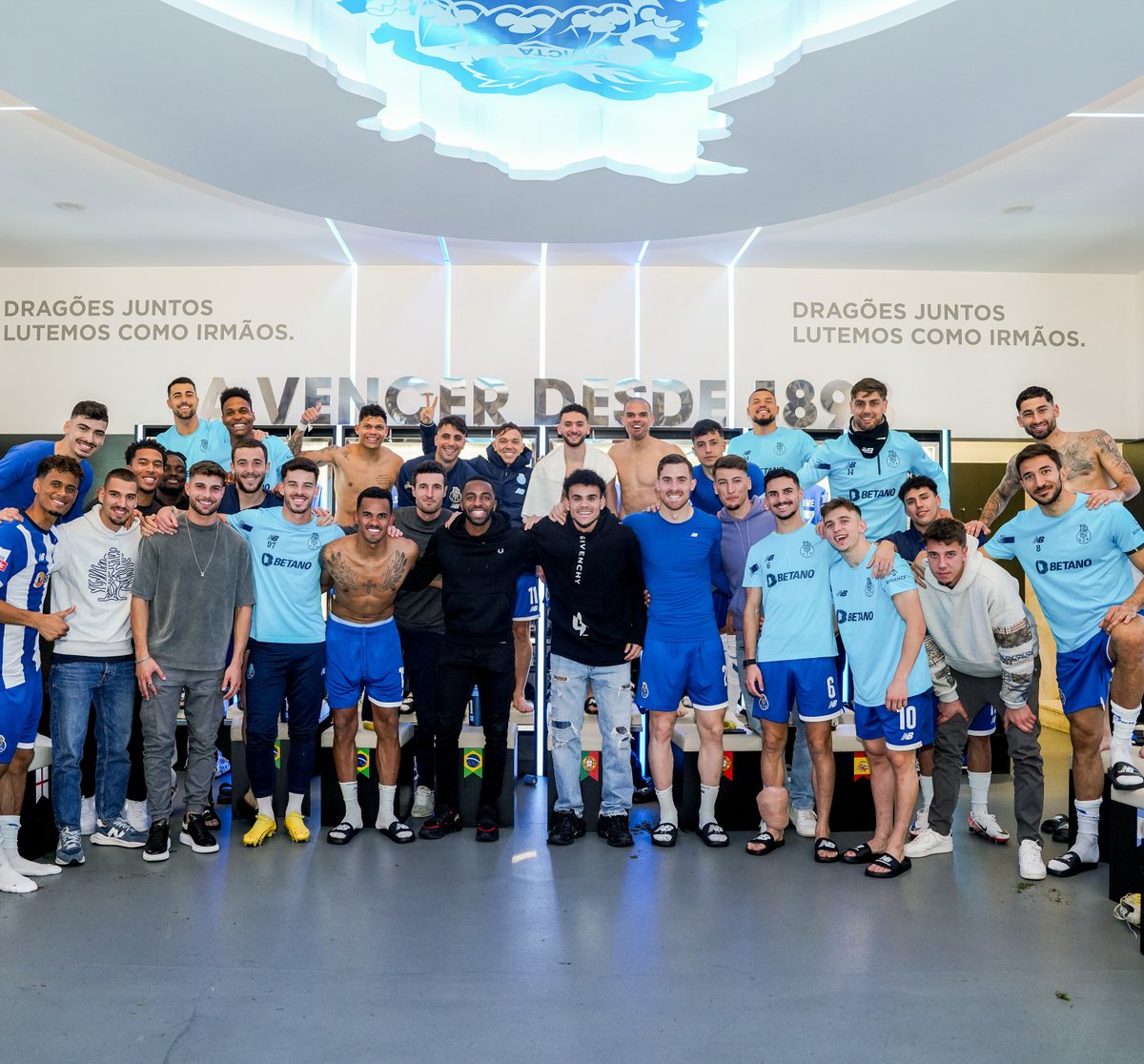 Como nós, u̷m̷ 𝐝𝐨𝐢𝐬 de nós 💙

👋 Luis Díaz e Ricardo Pereira 

#ImortaisPorDireito