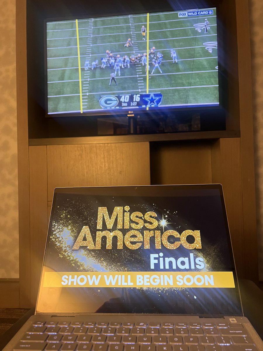 jhensley2002's tweet photo. Snow Day = Football and Pagaents! Best of both worlds! 😆 #SundayFunday #NFL 🏈 #MissAmerica 👸🏽 @NFL @MissAmerica https://t.co/Voj1MGVgXA