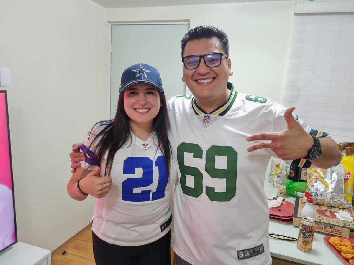 vizuf's tweet photo. @TUDNMEX @FOXSportsMX #TuPaseCompleto 
El partido de hoy terminando con una amistad jaja https://t.co/V4XD79uRZs