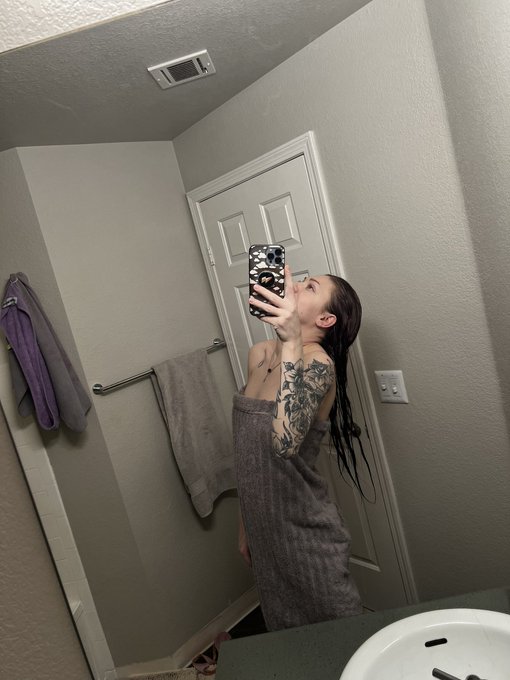 Me to myself: ahh I can&rsquo;t be that autistic, right?  Reality: Aaaand how do you feel about wet hair touching<a href="/tag/newprofilepic"class="tags"><span>#newprofilepic</span></a>
