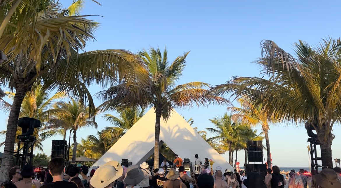 Saybrinah's tweet photo. @Friendship is crazy cause you will randomly meet people and then “accidentally” become part of the rest of their lives. 

Every year it gets bigger and better. Such a privilege to be a part of this fam. 😭💕🥂🚢 https://t.co/h3TYzDBIUD