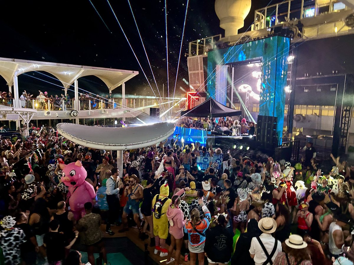 Saybrinah's tweet photo. @Friendship is crazy cause you will randomly meet people and then “accidentally” become part of the rest of their lives. 

Every year it gets bigger and better. Such a privilege to be a part of this fam. 😭💕🥂🚢 https://t.co/h3TYzDBIUD