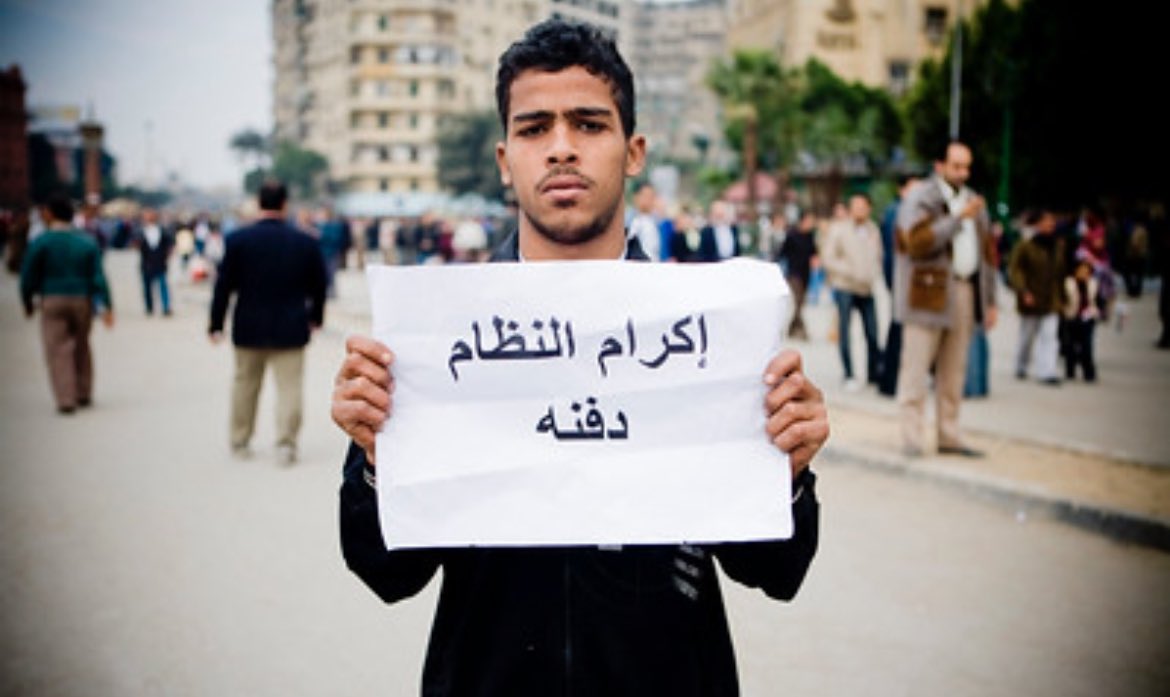 CheChaos's tweet photo. قطع النور 
بكتب والدنيا مكحلة
مش العن شيءٍ في بلاد الولا
متهدش بيتي بقيت في الخلى
مش بتكهرب ولا ع المنجلة
أنا $&amp; بيكرر دي مرحلة
قلبت مبولة
ورضينا العيشة بدون مرجلة
منزلتش لعبة مقولتش جلى
مقدرتش احل في ولا مسألة
وطلعت في كل صراع خسران
ممشتش طريق مقلوش غلطان
وانا عمري ما كنت ..
📸. https://t.co/TN7tb9G0zn