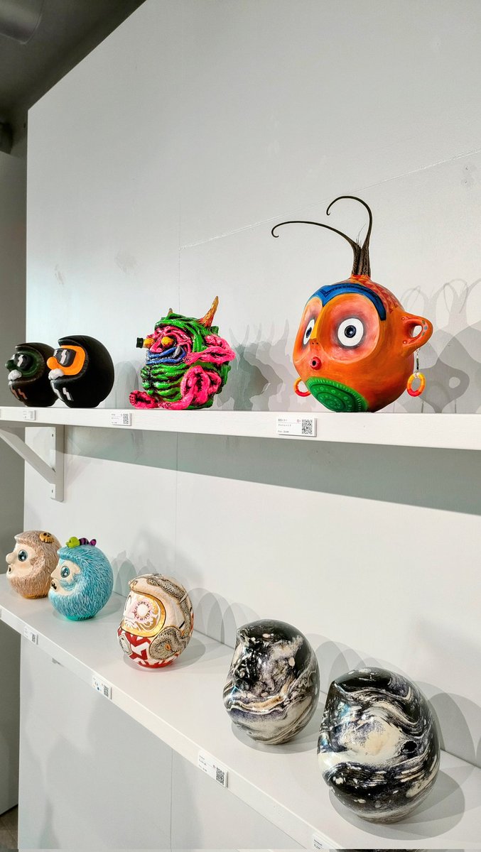 tomoka_itsumo's tweet photo. おは���うございます🌞

昨日は知り合いのアーティストが出展してる「ダルマ展」を見に行きましたが…
ダルマの概念崩れました。

自由過ぎて脱帽です。

1枚目の一番手前はもはや一度壊したそう。
これなら岡本太郎もなにも言わないでしょう…。

…さて、今日も素敵な1日にしていきましょ✨ https://t.co/R8D4KSa9Ms