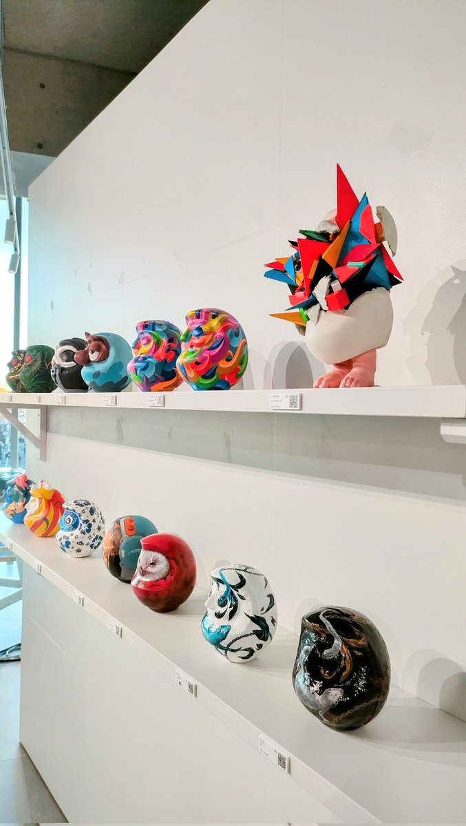 tomoka_itsumo's tweet photo. おは���うございます🌞

昨日は知り合いのアーティストが出展してる「ダルマ展」を見に行きましたが…
ダルマの概念崩れました。

自由過ぎて脱帽です。

1枚目の一番手前はもはや一度壊したそう。
これなら岡本太郎もなにも言わないでしょう…。

…さて、今日も素敵な1日にしていきましょ✨ https://t.co/R8D4KSa9Ms