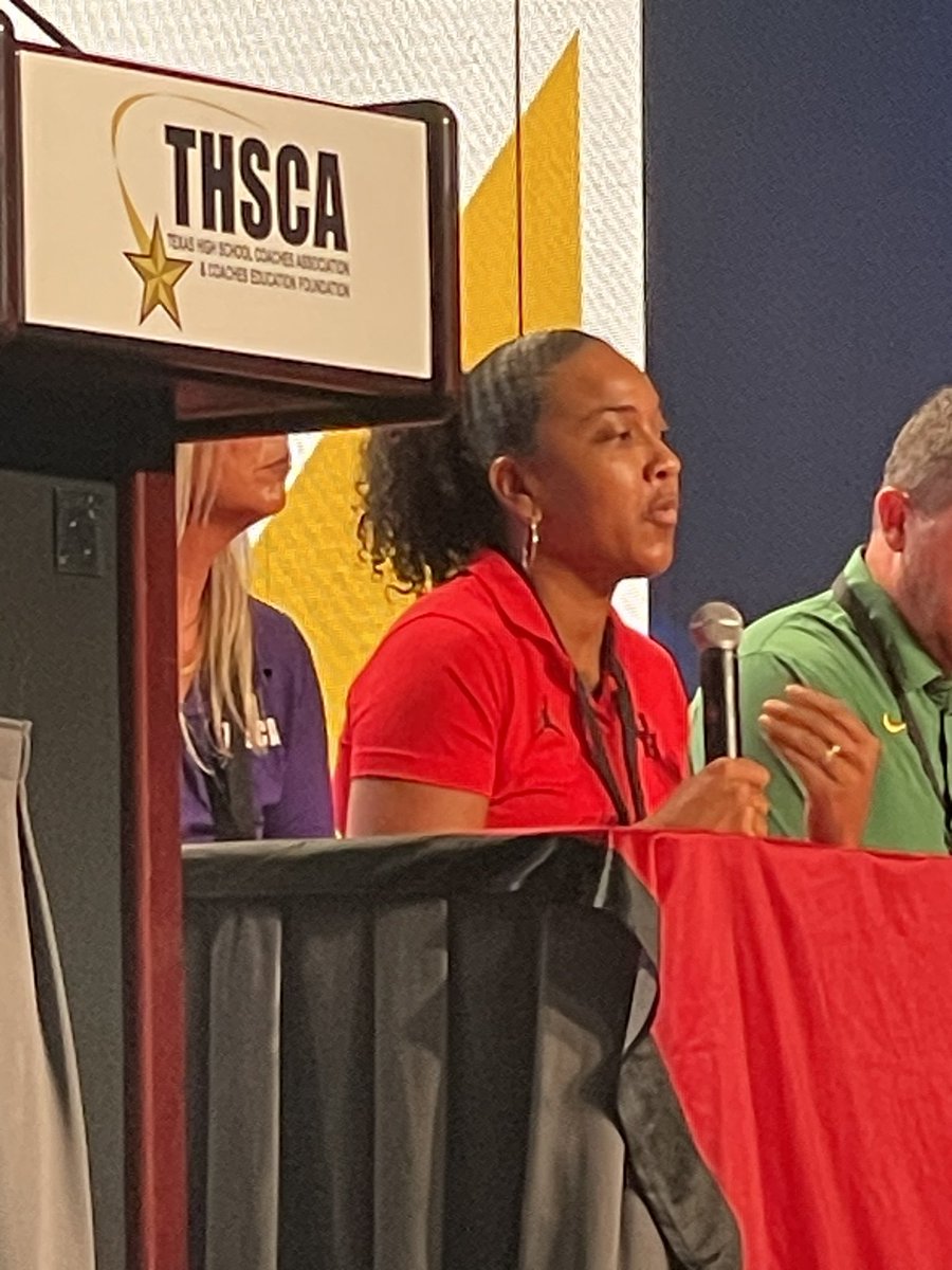 ChristinaJamer4's tweet image. Thought retweeted this as well, but hey it’s always a great day to celebrate being a Delta educator and coach with my sisters in the game. @JMurray_Coach @CoachBrewer24 @queisha44 @UHCoachTai Continue to serve Soror’s!🔺🐘 #Spr2000