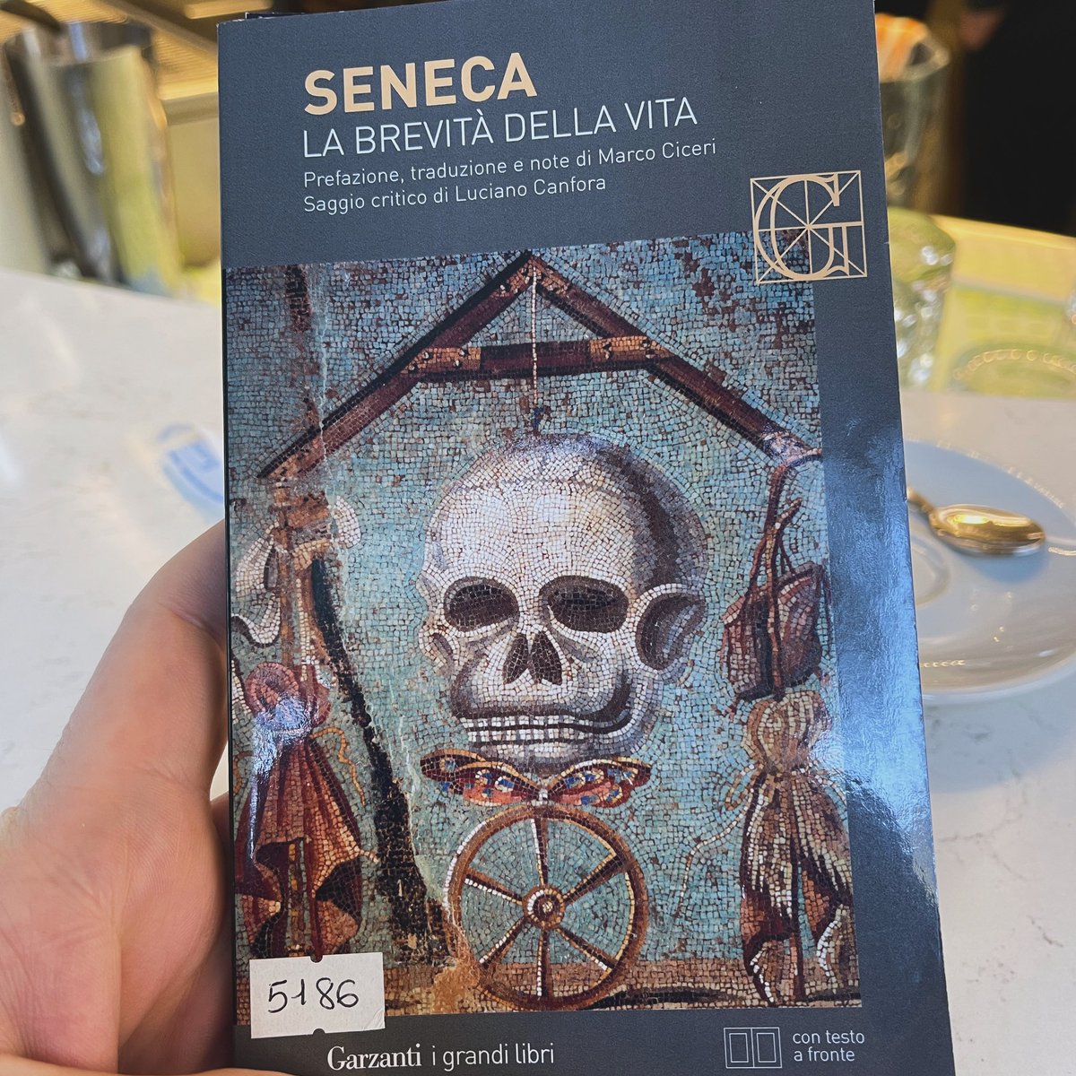 Abbiamo smesso di pensare, di riflettere, di interrogarci
Abbiamo smesso di dare importanza alle domande e ci siamo concentrati sulle risposte
L’IA Generativa ha trovato terreno fertile. Non abbiamo più bisogno di “pensare”, abbiamo chi ci dà le risposte già pronte