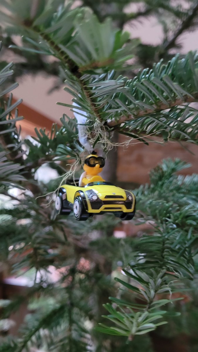 Mammals_Suck's tweet photo. My #SecretStoat sent me a little Yoshi Mario Kart ornament! Ready... steady... GO!!!!! https://t.co/ssI4mmKoiu