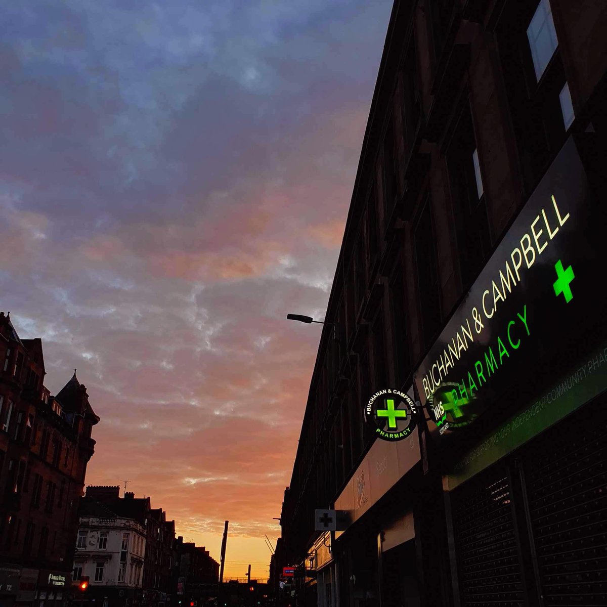 We're back with another #sunsetsunday! This shot from Dumbarton Road has been in the drafts for awhile 😉 #GlasgowiarSunset