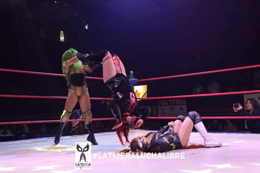 LaTijeraLucha's tweet photo. La lucha femenil de la revolucionaria #ArenaNaucalpan es para la dupla técnica de #Bengalee y #Danessa al doblegar  a las rudas #Satania y #Amazonika  de #IWRG…
#latijeraluchalibre https://t.co/5T2od7mkfK