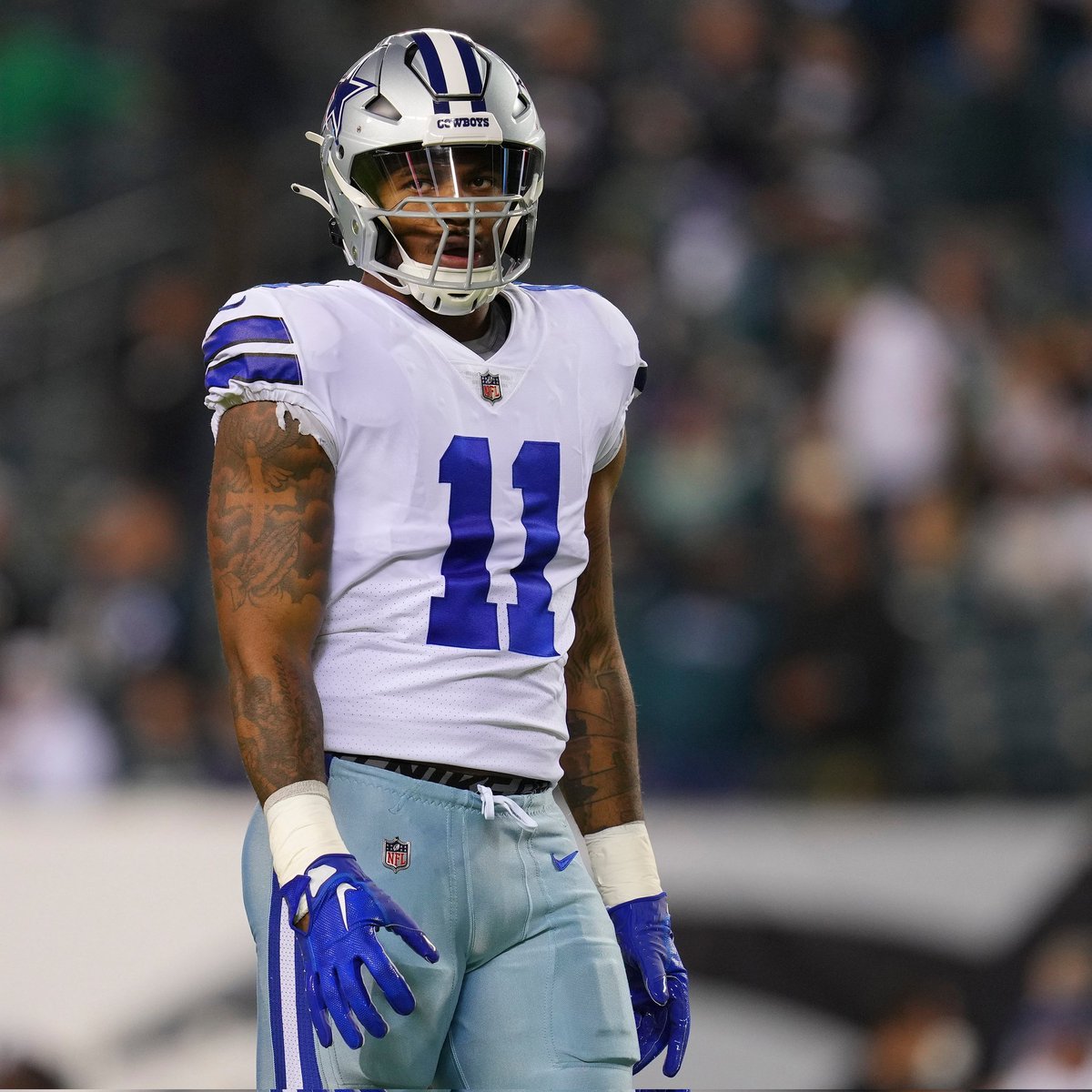 Está tan inflado que tuvo la osadía de jugar como LB externo.

Sintió tener el nivel de mi amigo Lawrence Taylor.... 🤣

Sean serios, siempre ha sido un pass rusher de medio pelo...

Desde hace tiempo lo catalogo como uno de los BUST más grandes de la actualidad.

#DallasCowboys