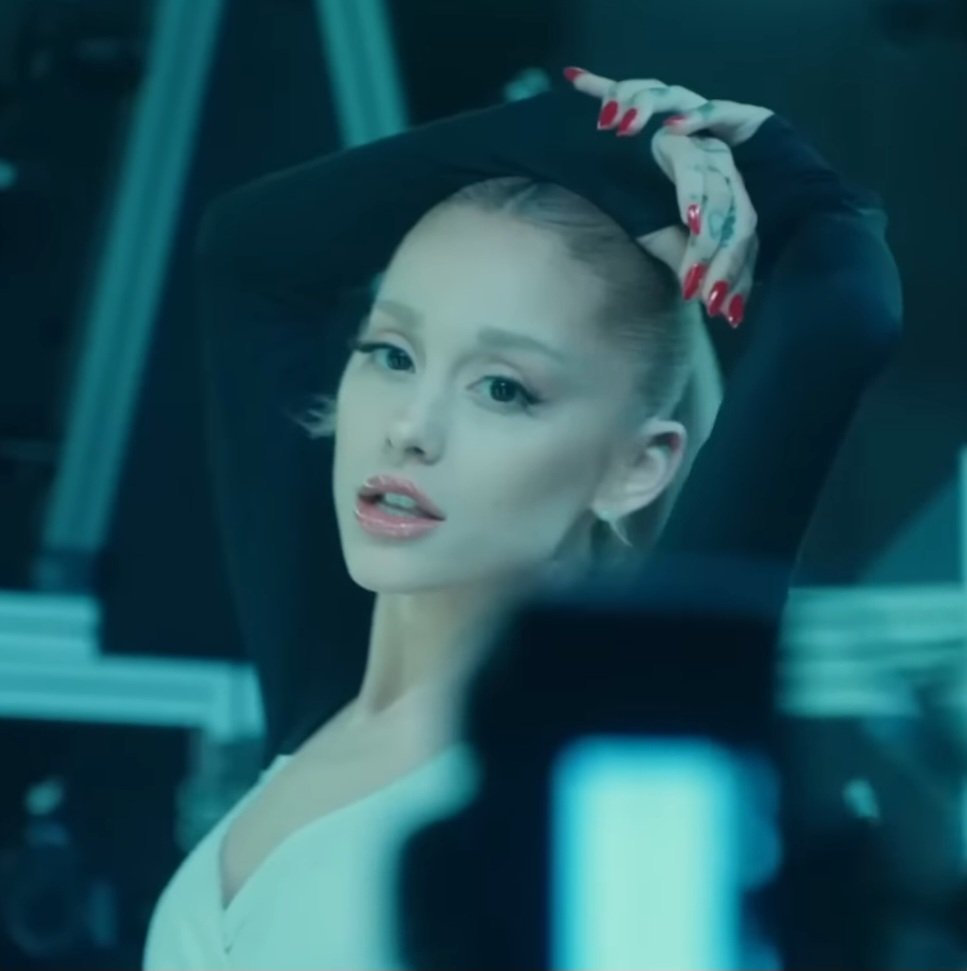 ArianaWorldHQ's tweet photo. ARIANAAA https://t.co/nMTNUAEKtH