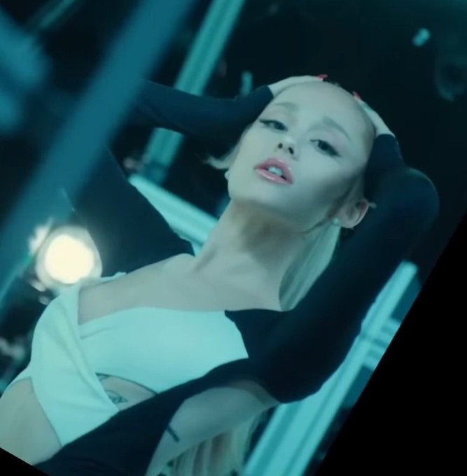 ArianaWorldHQ's tweet photo. ARIANAAA https://t.co/nMTNUAEKtH