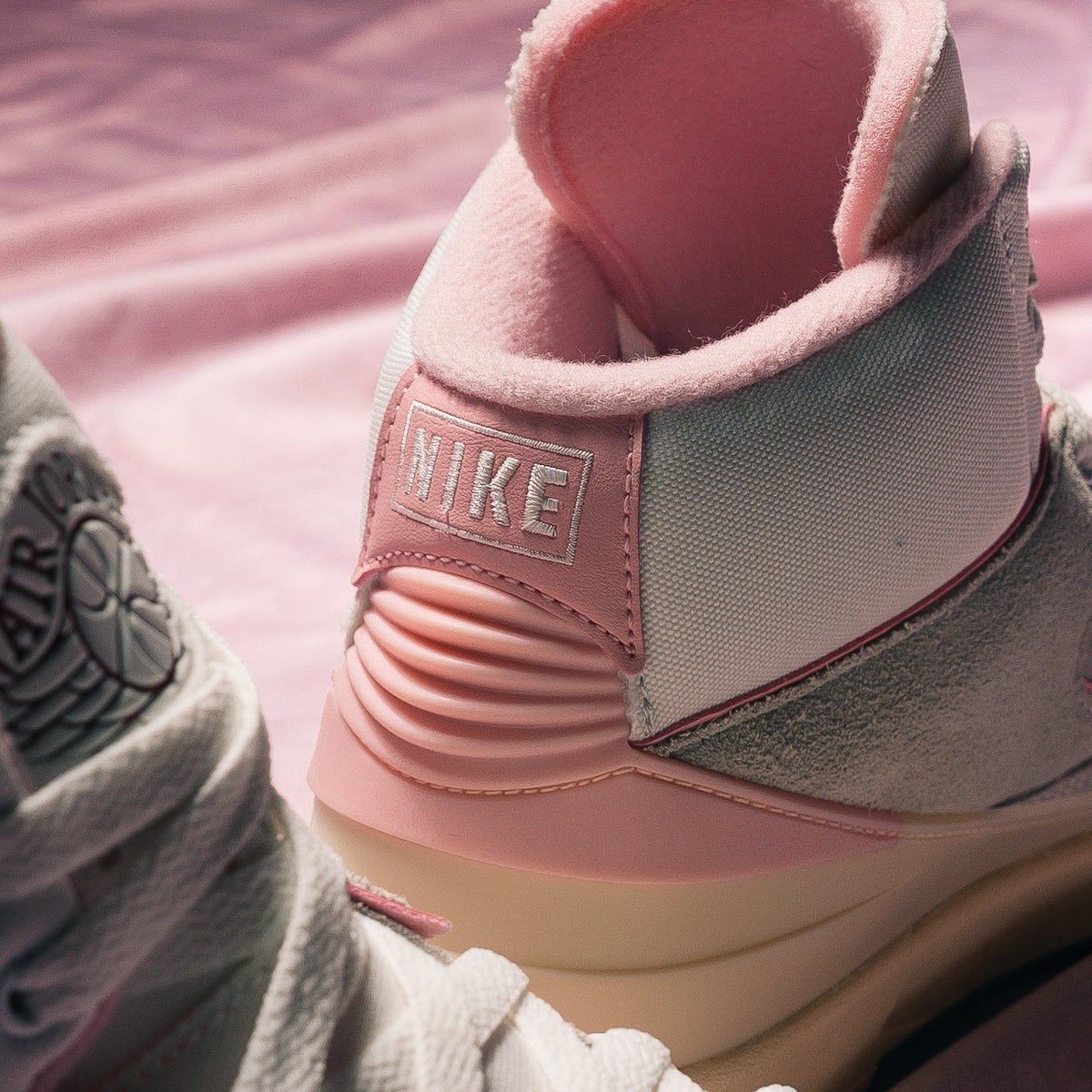 SneakerShouts's tweet photo. Over 50% OFF the Air Jordan 2 Retro (W) "Soft Pink" 

SHOP HERE: https://t.co/FeZv44ZS7H https://t.co/SFhs6xqIw3