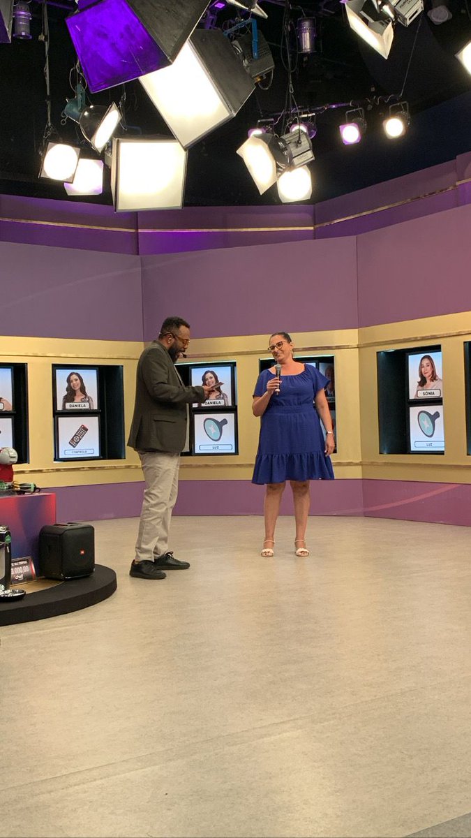 RedeTV's tweet photo. A Simone ganhou uma escova modeladora no palco do 'Palpite do Milhão'! 😍
#palpitedomilhão #festivaldeprêmios #marcelomarrom #milionário #palpite #prêmios #dinheiro #redetv #programaredetv https://t.co/NOqIke4c1y