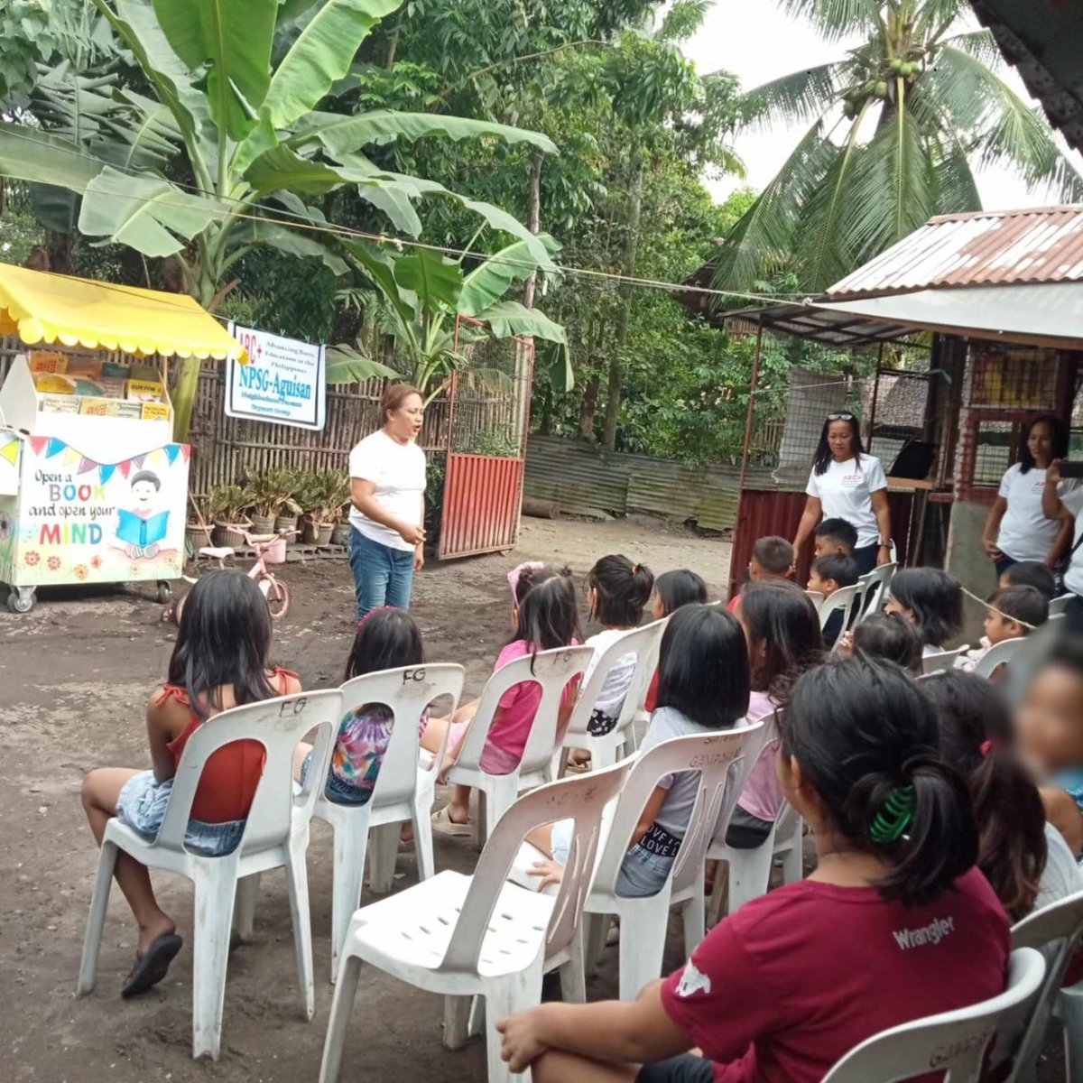 hopebuildersorg's tweet photo. Five members of the Neighborhood Parent Support Group (NPSG) of Barangay Aguisan in Himamaylan City had conducted reading and drawing activities in their community, which attracted 30 schoolchildren to join the initiative on Saturday, January 13. https://t.co/KnIBTkbaW1