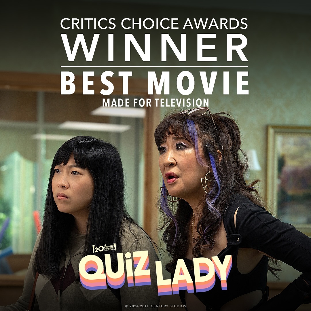 산드라 오 × 아콰피나 'Quiz Lady (퀴즈레이디)'가 크리틱스 초이스 어워즈, Best Movie Made For Television 부문 수상. 영화는 디즈니 플러스에서 보실 수...