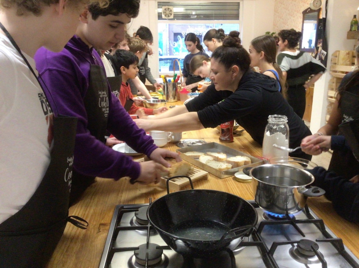 JuniorFreemens's tweet photo. Every group a cooking lesson in Spanish. This morning one of the groups made a typical Andalusian breakfast: churros, bizcocho, pan con tomate y macedonia de frutas. https://t.co/1MTZ66pCyh