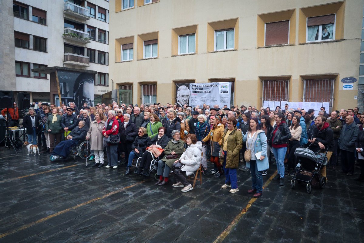 EHEbizi's tweet photo. JARRI DIOGU TXILLARDEGI IZENA DONOSTIAKO UDAL LIBURUTEGI ZENTRALARI 12. ALDIZ.
Guk ere gusto handiz omendu dugu EHE sorreran egon eta hortik aurrera ere euskara eta Euskal Herriari hainbeste emandako Txillardegi, gaur Donostian.
#OhoreBat
Gora Euskal Herri euskalduna!✊ https://t.co/j1hnj4meFh