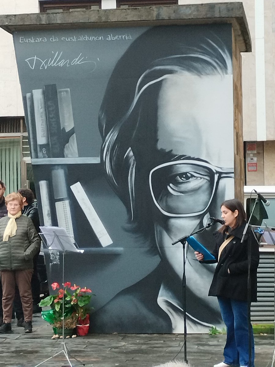 EHEbizi's tweet photo. JARRI DIOGU TXILLARDEGI IZENA DONOSTIAKO UDAL LIBURUTEGI ZENTRALARI 12. ALDIZ.
Guk ere gusto handiz omendu dugu EHE sorreran egon eta hortik aurrera ere euskara eta Euskal Herriari hainbeste emandako Txillardegi, gaur Donostian.
#OhoreBat
Gora Euskal Herri euskalduna!✊ https://t.co/j1hnj4meFh