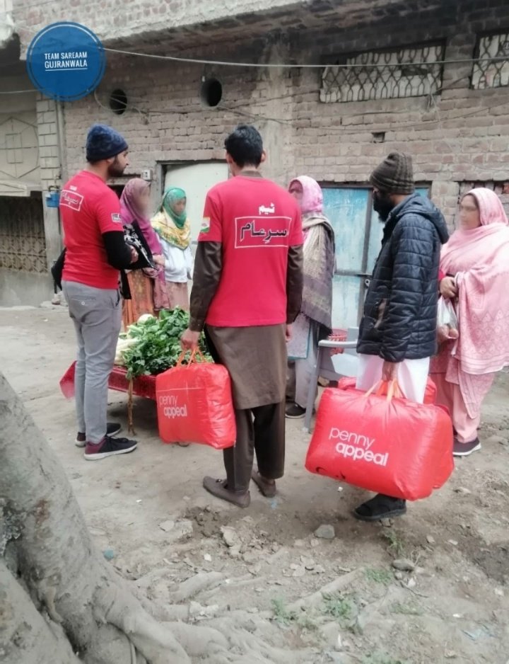 AdanCh19's tweet photo. ٹیم سرعام گوجرانوالہ کے جانبازوں نے پینی اپیل کے تعاون سے سردی میں ٹھٹرتے محنت کشوں،معذور افراد سمیت محنت سے کام کرکے گھر چلانے والی خواتین میں گرم کمبل تقسیم کئے۔
#TeamSareAamGujranwala #BlanketDrive https://t.co/aXP5a7L5Wz