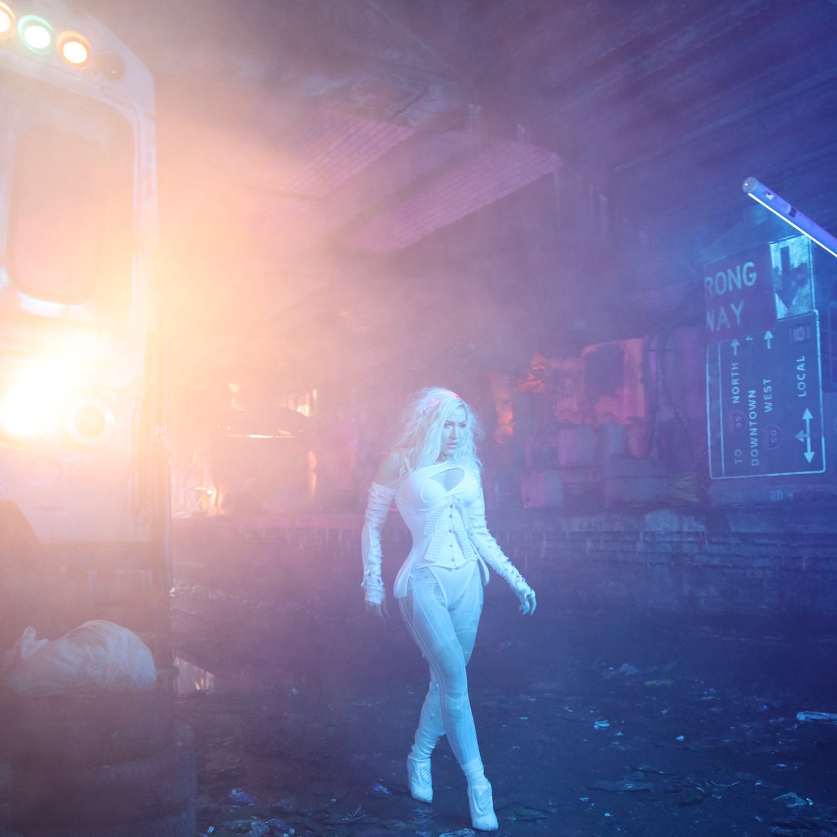 I heard 2024 is the year we’re all making melodic dubstep and going to raves in cyber aesthetic 😍 #newmusic #cyberpunk #bassmusic 

open.spotify.com/track/2AqDFlxd…