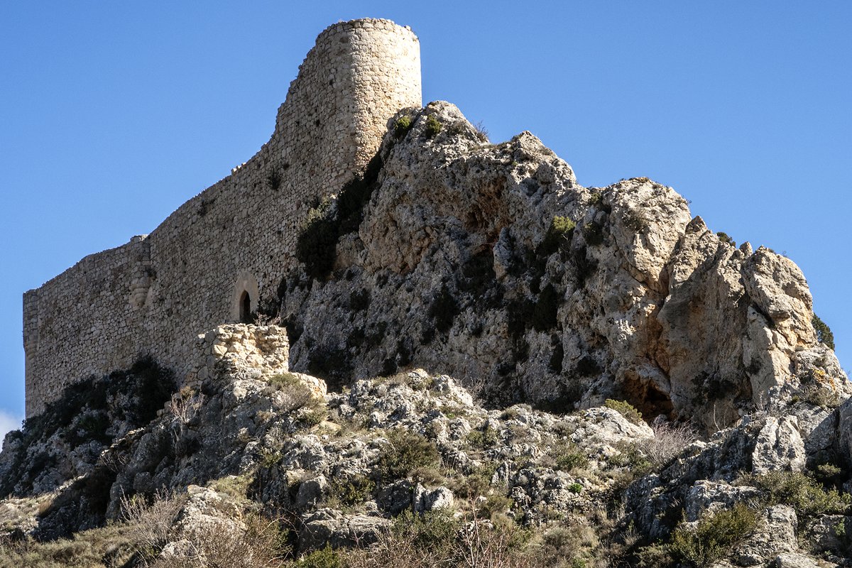 Businirmaslejos's tweet photo. POZA DE LA SAL
El bien conservado caserío de la villa salinera se recuesta bajo una escarpada peña caliza presidida por un llamativo castillo. El origen de #PozadelaSal es celtibérico y romano y en ella vio la luz el recordado naturalista y divulgador Félix Rodríguez de la Fuente https://t.co/Re2ikoRCuG