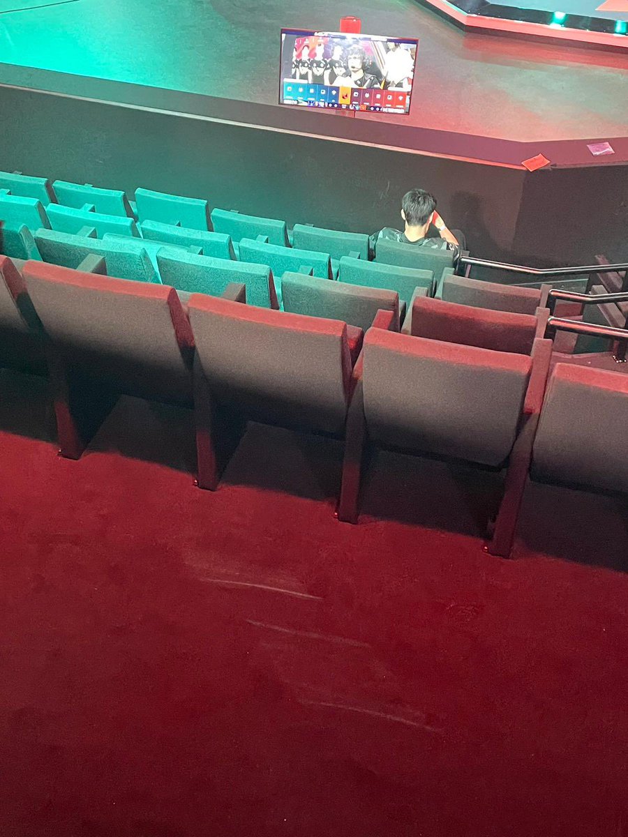 IbaiLlanos's tweet photo. Al menos nuestro gameplay es mejor que vuestra afición (en cuanto vais perdiendo se callan todos y nada más caer el nexo todos se van a casa) https://t.co/FWfvhzsowU