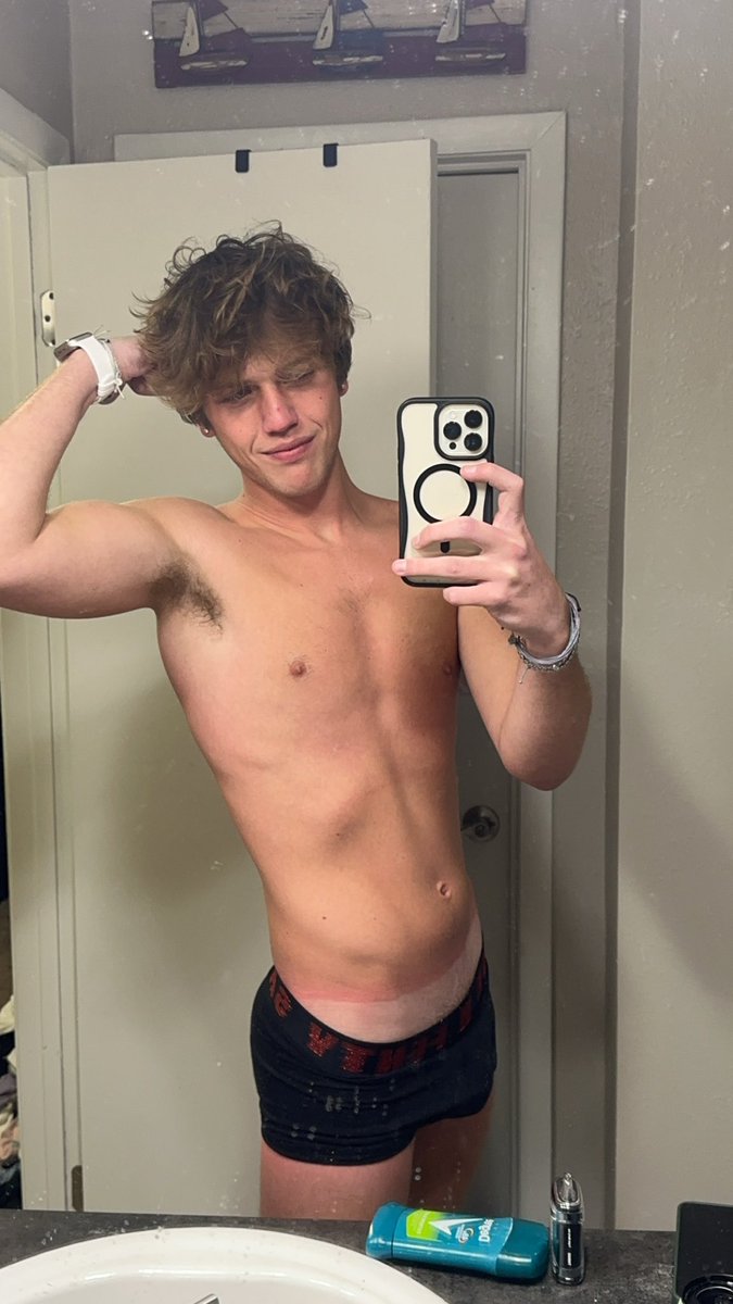 boycrazyOF's tweet image. How’s it hanging 🙃