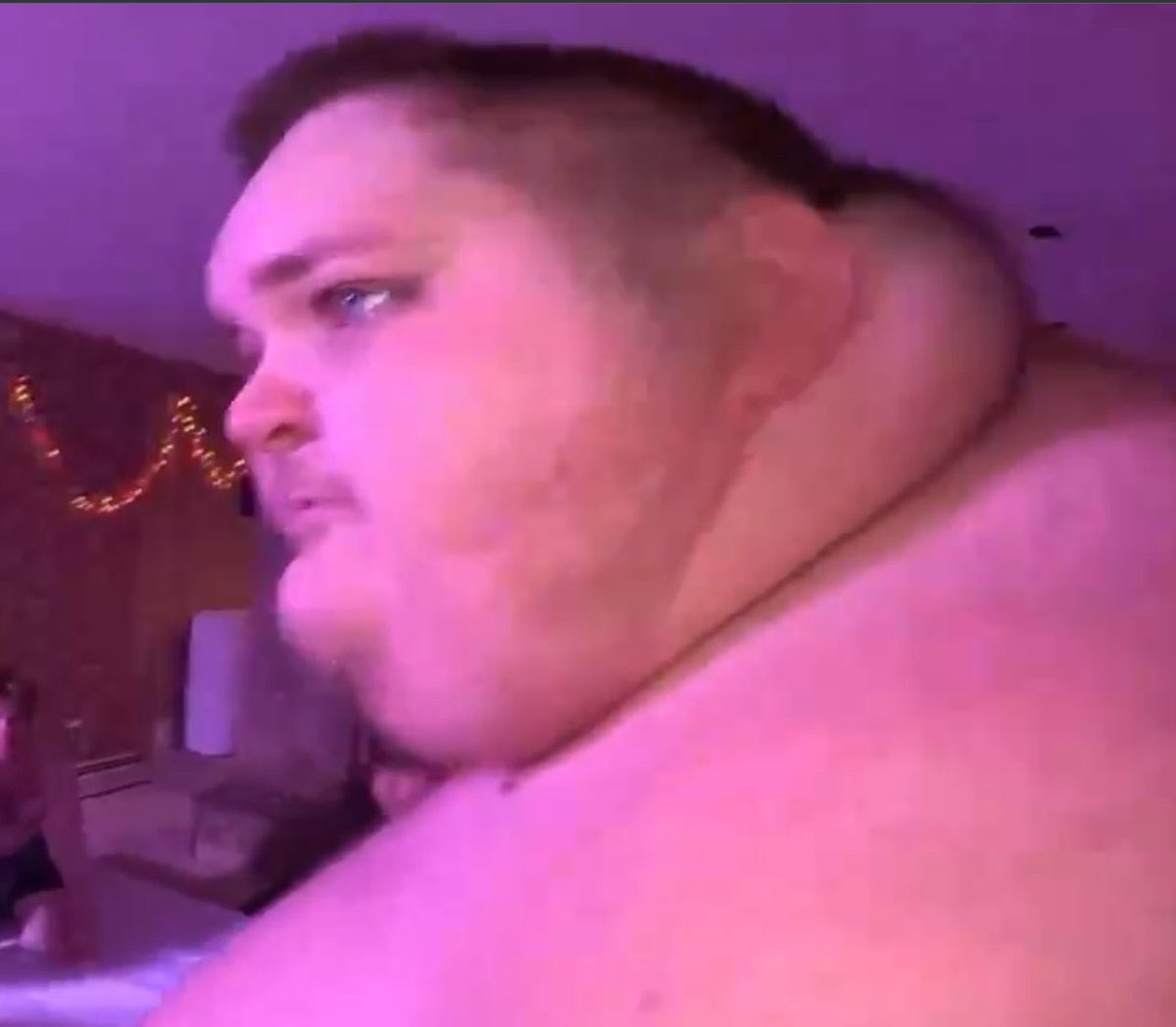 GordonGekkota's tweet image. Airsoft Fatty is like a @psychicpebble and @MichaelRCusack drawing come to life. 

#Fishtanklive