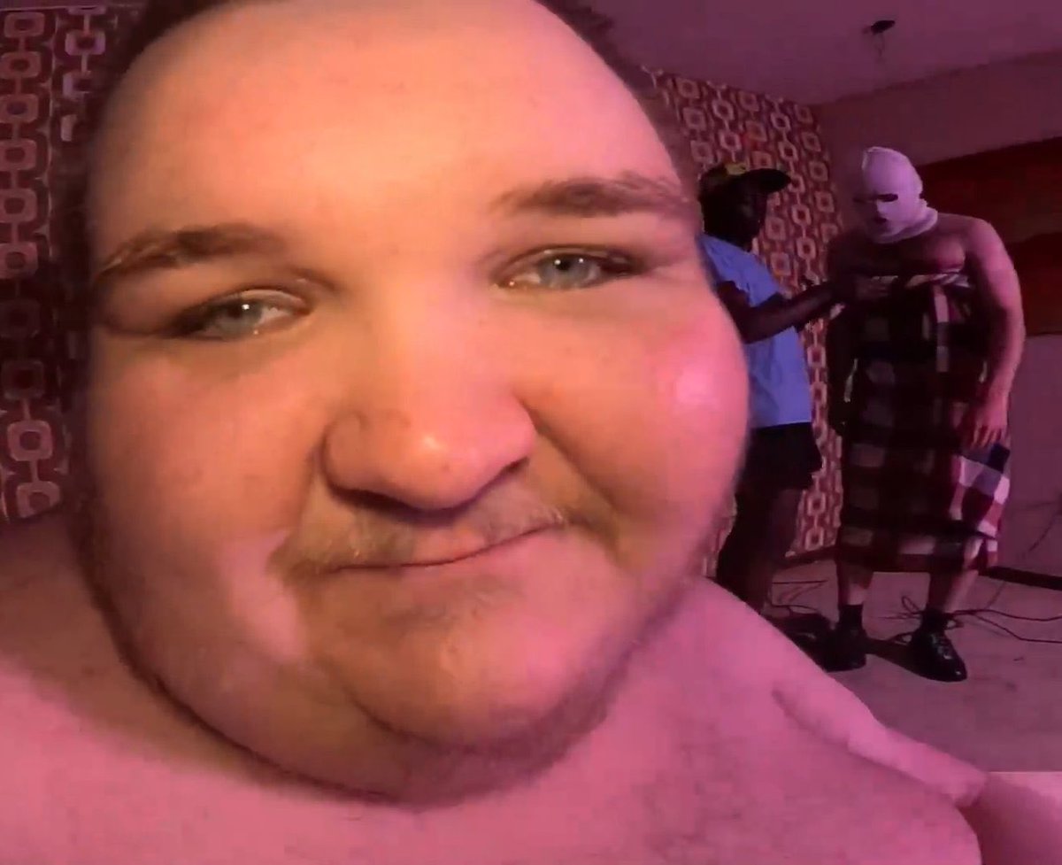 GordonGekkota's tweet image. Airsoft Fatty is like a @psychicpebble and @MichaelRCusack drawing come to life. 

#Fishtanklive