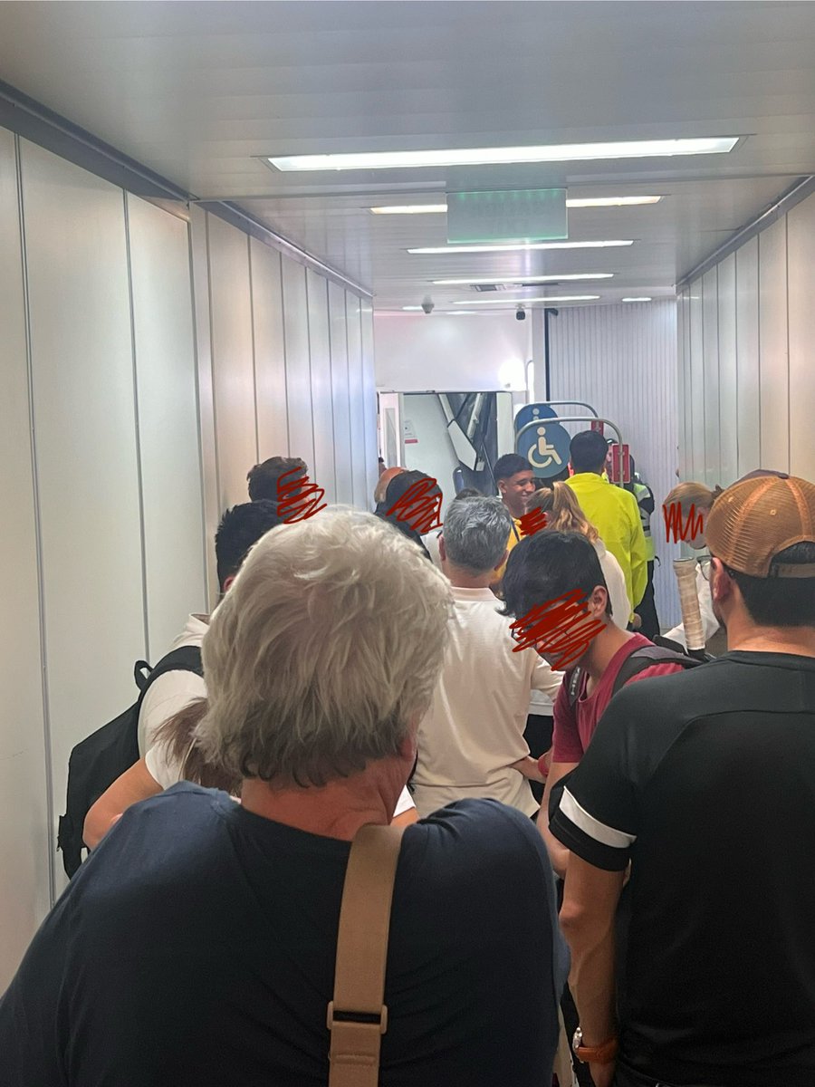 ManuelaLloreda's tweet photo. Avianca, más de 25 minutos parados dentro del túnel esperando para abordar AV116 después de 1h 30 de retraso. 
Según información, el capitán decide no hacer abordaje aún. 
@avianca @aviancaescucha @aviancasam https://t.co/79WD6t2G92