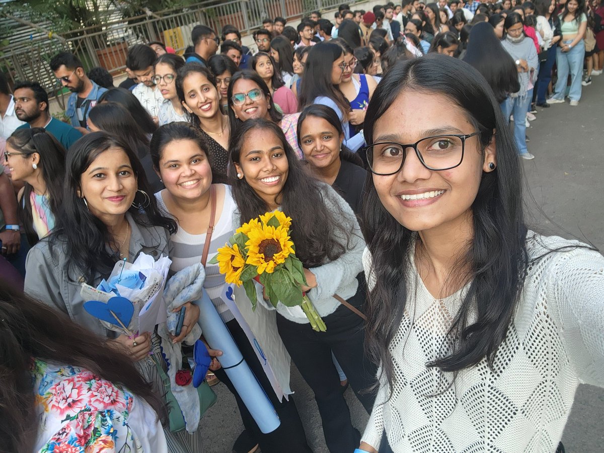 its_Akshatadrdz's tweet photo. @DarshanRavalDZ THANK YOU FOR THE AMAZING NIGHT!!!🥹🫶🏻💙🫂🧿
"Aaj maine mere Chaand ko kareeb se dekha " 🥹🌙🏠

&amp; Also met the cutest people
 @Srushtii_dz @AbhayDrdz 
@Janvi_drdz @Nandini_drdz_
@Tanuu_drdz 💙🫂🧿 https://t.co/h7JabEkGUo