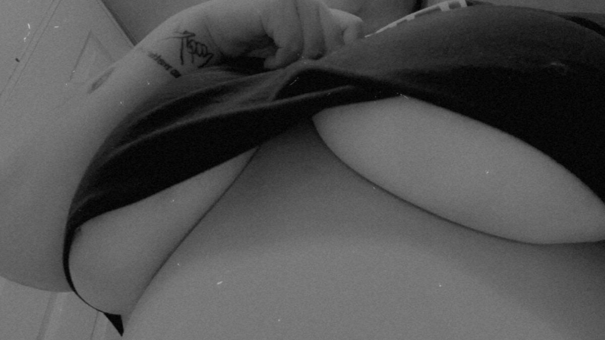 AriaJ007's tweet photo. We love a good underboob shot 🥵 #underboob #plussize #onlyfans_girl https://t.co/ASOSHZzIaP
