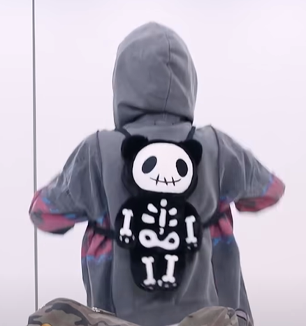 outfitsofgg's tweet photo. #YENA's good morning routine 🌅

☠️skeleton cat bag from #DevilInspired
https://t.co/R3W1stSYjX 

🩶 hoodie from #Surgery (modified?)
https://t.co/9KmrJy7OyA

🏷️#oogg_YENA ; #oogg_Surgery ; #oogg_DevilInspired https://t.co/cKImHKRmrI