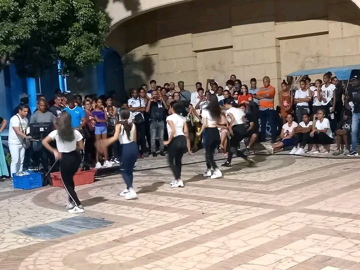 RamonMiguelPaz1's tweet photo. Continúan potenciandose las actividades de recreación en la #IslaDeLaJuventud: se desarrollan en Gerona las ruedas de casino en el boulevard y en La Fe la tarde noche pinera. #SentirPinero #PorUn26EnEl24 #CubaPorLaVida https://t.co/sgTih32joL