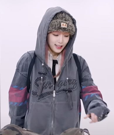outfitsofgg's tweet photo. #YENA's good morning routine 🌅

☠️skeleton cat bag from #DevilInspired
https://t.co/R3W1stSYjX 

🩶 hoodie from #Surgery (modified?)
https://t.co/9KmrJy7OyA

🏷️#oogg_YENA ; #oogg_Surgery ; #oogg_DevilInspired https://t.co/cKImHKRmrI