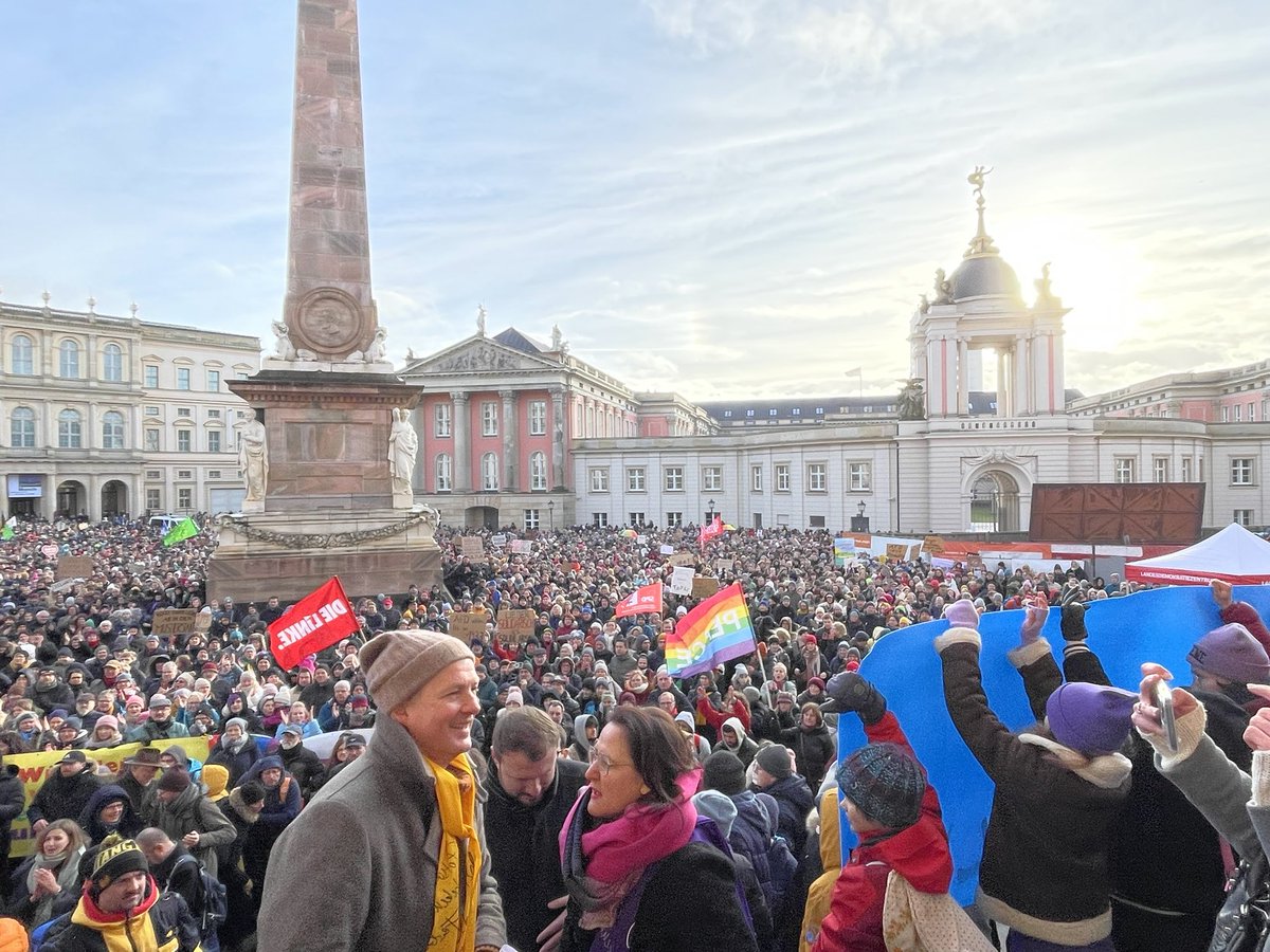 10.000! Gefühlt war die ganze Stadt da! Großartiges, klares und mächtiges Signal gegen Rechtsextremismus! #PotsdambekenntFarbe #POTSDAMWEHRTSICH #noafd #potsdam