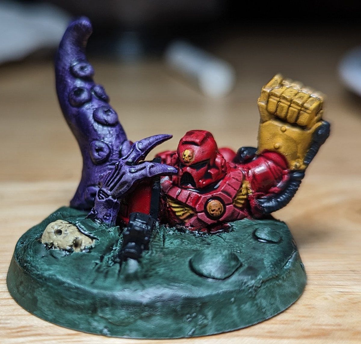 AnotherHobbyist's tweet photo. @LordMetalMan88 @ChaplainGrimm @OdballsS @HughElMariscal @KhorneDog @DessTelain @SplitfireGamin1 @DanTheGreatGam1 @DaimonArkhan @NaustPrince @i_am_de_lion @voloktar @LoganRYoung2 @bautyx89 @EdhargWarehouse @woodstheyeetgod @XenariteLocatus @sejgalloway @FlawedImp @kpa421 Actually hobbies this week. So happy 😁

Stages 1 (base colours) and 2 (initial layers) of a Blood Angel in a slime pit.

A bit of a practice run before painting some oldhammer blood angels :) https://t.co/FPUiQ9JVqM